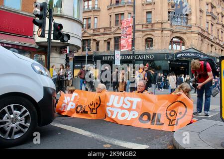 Stoppen Sie einfach, dass die Ölprotesten am 29.. oktober 2022 die straße von charing Cross in london blockieren Stockfoto