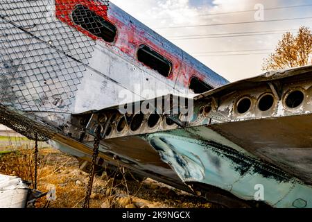 Norway, Illinois, USA - 23. Oktober 2022: Agricultural Crash Monument: Beechcraft 18, ein kleines Passagierflugzeug mit zwei Stützen, das mit der Nase nach unten gerutscht ist. Stockfoto