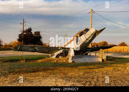 Norway, Illinois, USA - 23. Oktober 2022: Agricultural Crash Monument: Beechcraft 18, ein kleines Passagierflugzeug mit zwei Stützen, das mit der Nase nach unten gerutscht ist. Stockfoto