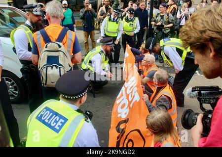 Stoppen Sie einfach, dass die Ölprotesten am 29.. oktober 2022 die straße von charing Cross in london blockieren Stockfoto