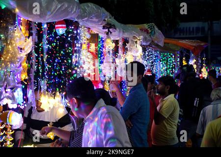 Die Leute sind damit beschäftigt, diwali-Lichter für die diwali-Feier und Dekoration in der Ezra-Straße Kalkutta zu kaufen Stockfoto