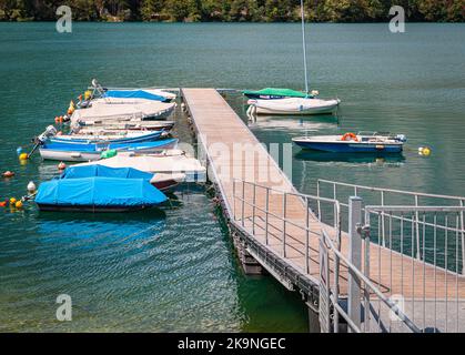 Cavedine-See: Anlegestelle und kleine Boote am touristischen Ziel des Cavedine-Sees, Provinz Trient - Trentino-Südtirol, Italien Stockfoto