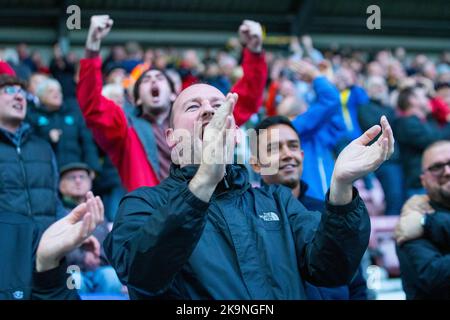 Der Watford FC-Fan feiert Joao Pedro (10) aus Watford, der es am Samstag, dem 29.. Oktober 2022, während des Sky Bet Championship-Spiels zwischen Wigan Athletic und Watford im DW Stadium, Wigan, auf den 0-1. Platz schaffte. (Kredit: Mike Morese | MI News) Kredit: MI News & Sport /Alamy Live News Stockfoto