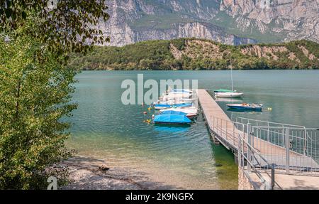 Cavedine-See: Anlegestelle und kleine Boote am touristischen Ziel des Cavedine-Sees, Provinz Trient - Trentino-Südtirol, Italien Stockfoto