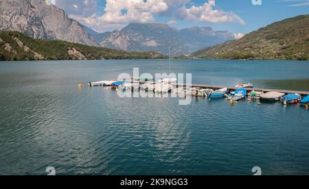 Cavedine-See: Anlegestelle und kleine Boote am touristischen Ziel des Cavedine-Sees, Provinz Trient - Trentino-Südtirol, Italien Stockfoto