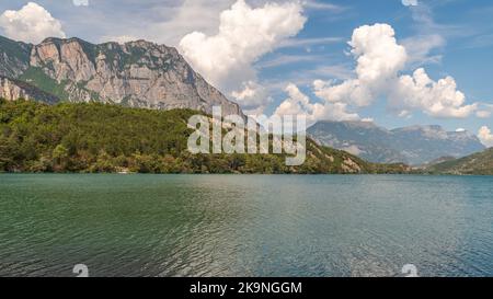 Cavedine See, ist ein kleines künstliches Becken, das Natur und Sport bietet - Provinz Trient - Trentino-Südtirol - norditalien Stockfoto