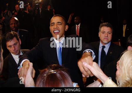 US-Präsident Barack Obama schüttelt bei einer Veranstaltung des Demokratischen Nationalkomitees am 4. Februar 2010 in Washington, DC, die Hände. Stockfoto