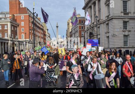 London, England, Großbritannien. 29. Oktober 2022. Demonstranten in Whitehall. Eltern und Kinder, viele in Kostümen, marschierten vom Trafalgar Square zum Parliament Square und forderten erschwingliche Kinderbetreuung, flexibles Arbeiten und ordnungsgemäß bezahlten Elternurlaub während des Halloween-Protestes „March of the Mumien“. (Bild: © Vuk Valcic/ZUMA Press Wire) Stockfoto