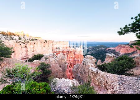 Luftbild Paria Point Blick auf orange bunte Hoodoos roten Felsformationen im Bryce Canyon National Park bei Sonnenuntergang mit Felsen im Vordergrund Stockfoto