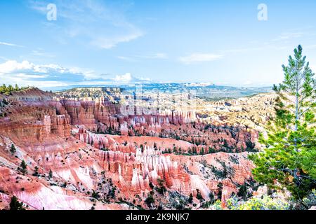 Blick aus der Vogelperspektive auf die orangefarbenen Hoodoos-Felsformationen im Bryce Canyon National Park bei Sonnenuntergang am Aussichtspunkt des Amphitheaters Stockfoto