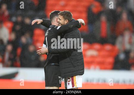 29.. Oktober 2022; Tannadice Park, Dundee, Schottland: Schottischer Premier League-Fußball, Dundee United gegen Motherwell; Sondre Johansen von Motherwell umarmt Liam Kelly am Ende Credit: Action Plus Sports Images/Alamy Live News Stockfoto