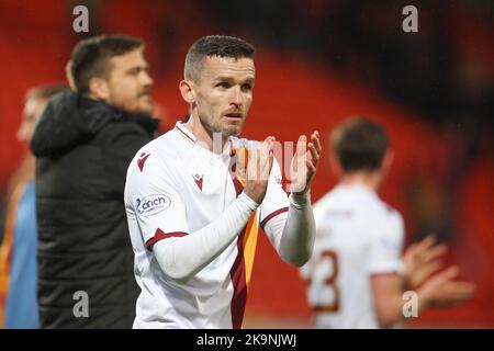 29.. Oktober 2022; Tannadice Park, Dundee, Schottland: Schottischer Premier League-Fußball, Dundee United gegen Motherwell; Paul McGinn von Motherwell applaudiert die Fans am Ende des Spiels Credit: Action Plus Sports Images/Alamy Live News Stockfoto