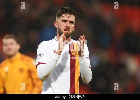 29.. Oktober 2022; Tannadice Park, Dundee, Schottland: Schottischer Premier League-Fußball, Dundee United gegen Motherwell; Sean Goss von Motherwell applaudiert die Fans am Ende des Spiels Credit: Action Plus Sports Images/Alamy Live News Stockfoto