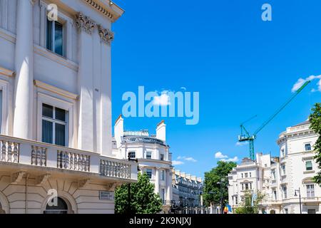 Blick auf den Belgrave Platz in Belgravia oder Mayfair, London, UK Straße mit alten historischen georgianischen Architektur Reihenhaus, Argentinien Botschaft Stockfoto