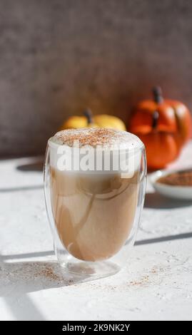 Kürbis-Zimt-Gewürzlatte auf weißem Tisch Stockfoto