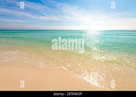 Glänzende glitzernde Wellen mit Sonnenreflexen auf dem Meerwasser des Golfs von Mexiko mit kleinen Wellen am sonnigen Tag in Miramar, Florida Panhandle Stockfoto