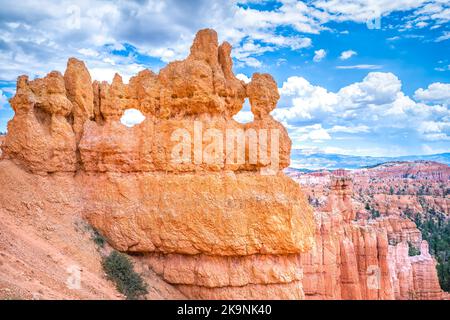 Blick über die Felsformationen aus orangefarbenem Sandstein im Bryce Canyon National Park, Utah of Queens Garden Navajo Loop Trail Stockfoto