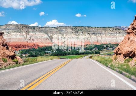 Stadt Escalante am Highway 12 malerische Straße auf dem Weg in Grand Staircase Escalante National Monument, Utah mit Häusern in der Nähe von Canyons Stockfoto