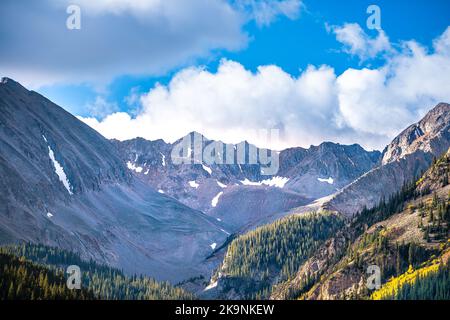 Blick von Castle Creek, Colorado Rocky Mountains, aus einem hohen Winkel mit farbenfrohem Herbstlaub auf Aspen- und Kiefernfichten in der Saison Stockfoto