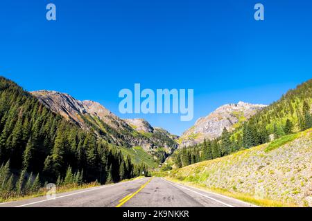 San Juan Berge auf Millionen Dollar 550 Autobahn von Durango nach Silverton, Aspen Colorado in 2019 Sommermorgen bei Sonnenaufgang mit gepflasterten leeren Straße Stockfoto