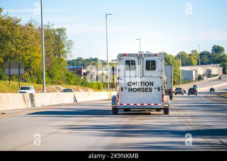 Transport Anhänger auf LKW schleppen Transport von Pferden Vieh auf Autobahn Straße in der Nähe von Charleston, West Virginia mit Warnschild Vorsicht Stockfoto