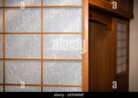 Traditionelles japanisches Hauszimmer oder Ryokan mit Nahaufnahme von offenen Shoji-Schiebetüren aus Papier, um das Zimmer zu leeren Stockfoto