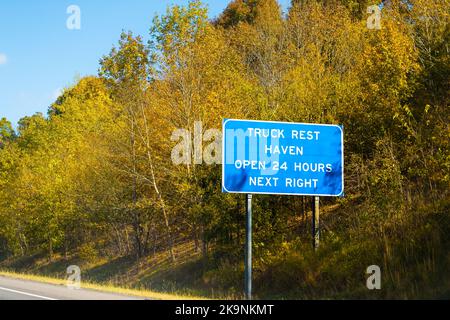 Straßenautobahn Schild für LKW-Stop-Rastplatz HAVEN 24 Stunden geöffnet mit Ausgang blauem Schild in der ländlichen Landschaft von Kentucky Stockfoto