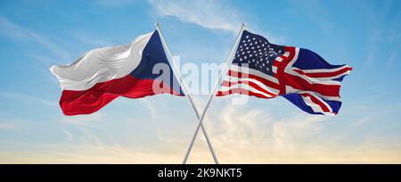 Zwei gekreuzte Flaggen Großbritannien und die Vereinigten Staaten von Amerika und die Tschechische republik winken im Wind bei bewölktem Himmel. Konzept von Beziehung, Dialog, Reisen Stockfoto
