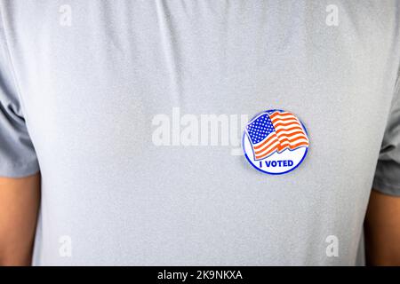 Nahaufnahme einer Person mit dem ich nach den US-Präsidentschaftswahlen in den Vereinigten Staaten ein Stickerlabel mit Sternenstreifen der amerikanischen US-Flagge auf dem Hemd gewählt habe Stockfoto