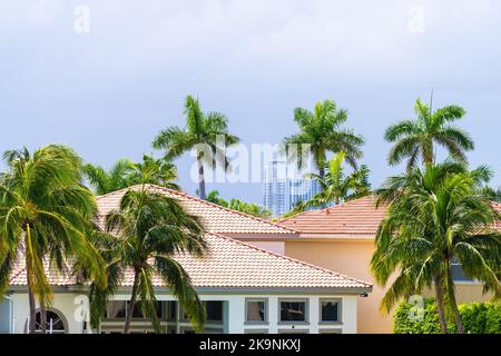 Miami, Florida Immobilien modernes Herrenhaus Luxus-Villa-Haus in Hollywood von Hallandale Beach Three Islands mit Palmen am Sommertag Stockfoto