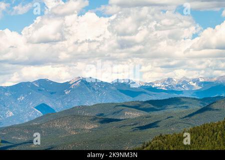 Carson National Forest by Sangre de Cristo Mountains mit grünen Pinien im Sommer und Blick auf den Gipfel von Route 76 High Road nach Taos, New Mexico Stockfoto