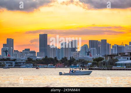 Downtown Miami Florida Skyline mit Büro Wolkenkratzern, Eigentumswohnung Wohngebäude am Abend Sonnenuntergang Dämmerung mit Kreuzfahrt-Schiff Stockfoto