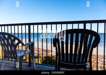 Blick auf die Seascape durch Balkongeländer mit zwei Stühlen im Myrtle Beach Resort Hotel Eigentumswohnung Apartment am Wasser Gebäude, South Carolina Stockfoto