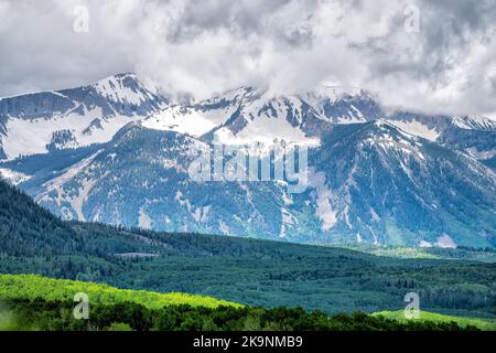 Kebler Pass Landschaftsansicht auf schneebedeckten Bergen mit Schnee von Espen Fichten Pinien Wald Wildnis im Sommer mit Gipfel Stockfoto
