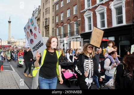 märz der Mumien im Zentrum von london trafalgar Square whitehall england 29.. oktober 2022 Stockfoto