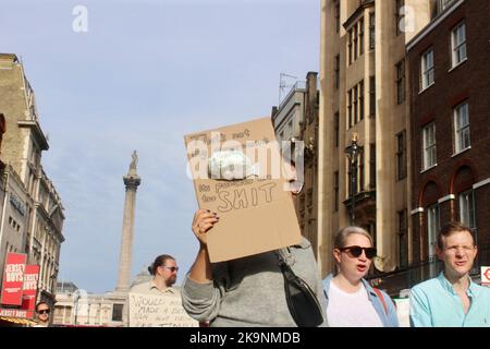 märz der Mumien im Zentrum von london trafalgar Square whitehall england 29.. oktober 2022 Stockfoto