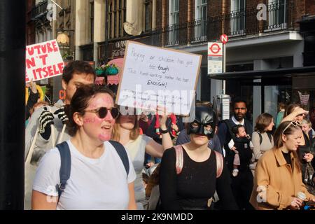 märz der Mumien im Zentrum von london trafalgar Square whitehall england 29.. oktober 2022 Stockfoto