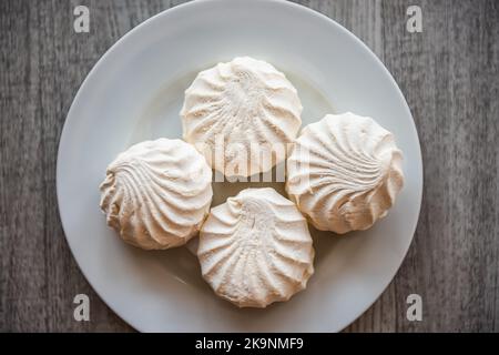 Nahaufnahme von Vanille und einfachen Sumpflastern Zephyr, zefir Store kaufte russische Nachspeise aus Apfelmus, Gelatine und Eiweiß als traditionelles Essen Stockfoto