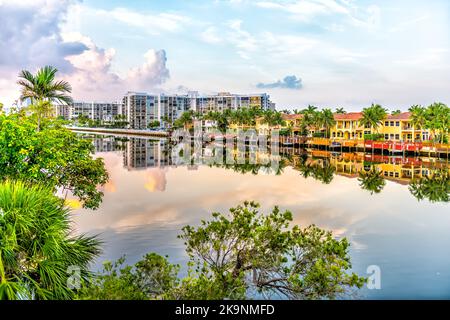 Hollywood Beach in Miami, Florida mit Intracoastal Water Canal Stranahan River, Blick auf das Ufergrundstück moderne Villen Villen Häuser bei Sonnenuntergang Stockfoto