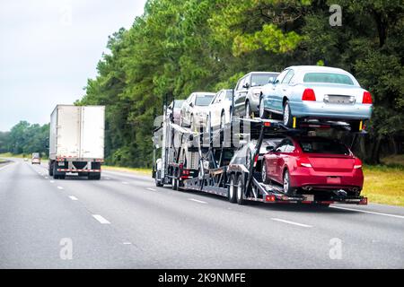 LKW-Anhänger Spedition Transport, kommerziellen Transport schleppen brandneue Autos für Autohändler auf Florida Autobahn Straße Stockfoto