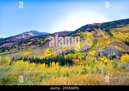 Aspen Colorado Rocky Mountain Maroon Bells Elch Mountain Range bei Sonnenaufgang mit Espenbäumen Wald Laub Herbst, White River National Forest Stockfoto