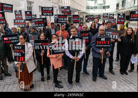 London, Großbritannien. 29. Oktober 2022. Hindus in Großbritannien protestieren gegen Fehlinformationen der BBC über Hindus, die kürzlich in Leicester Gewalt ausgelöst haben. Demonstranten versammeln sich vor den BBC-Büros in London. Quelle: Andrea Domeniconi/Alamy Live News Stockfoto