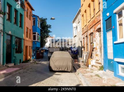 Farbenfrohe Häuser im historischen Viertel Fener/Balat, Istanbul, Türkei. Feneer bunte Gebäude. Geparktes Auto mit Kapuze. Stockfoto