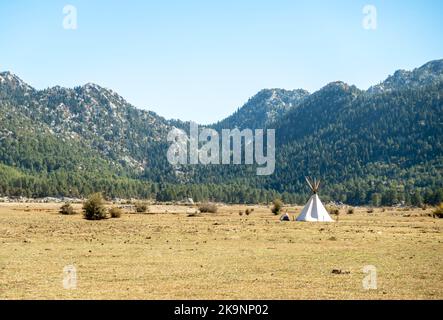Trockene Herbstwiesen im Taurusgebirge, Provinz Antalya der Türkei Stockfoto