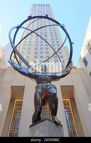 Statue des Atlas, der die Welt auf der Seite des Rockefeller Center hält Stockfoto