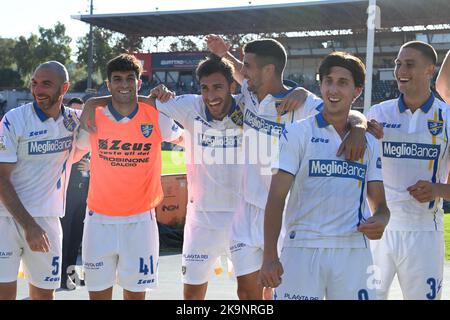 Cosenza, Italien. 29. Oktober 2022. San Vito - Gigi Marulla Stadion, Cosenza, Italien, 29. Oktober 2022, FROSINONE ESULTANZA während des Spiels Cosenza Calcio gegen Frosinone Calcio - Italienisches Fußballspiel der Serie B Credit: Live Media Publishing Group/Alamy Live News Stockfoto