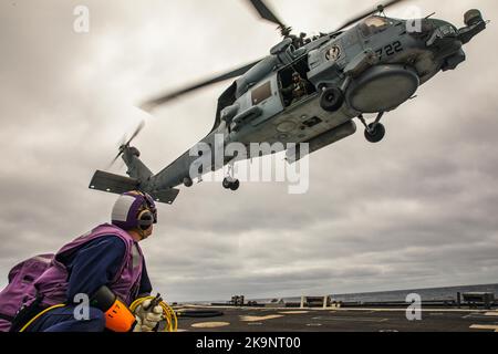 MH-60R Sea Hawk-Hubschrauber für Hubschrauber Maritime Strike Squadron (HSM) 79, Ablösung 2, während des Flugabfüllens des Hubschraubers auf dem Flugdeck des Arleigh Burke-Klasse-Lenkraketen-Zerstörers USS Paul Ignatius (DDG 117) Stockfoto