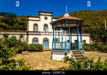 Reise-Bucket-Liste. Brasilien. Blick auf den Platz Cesario Alvim und den Bahnhof Ouro Preto. Stockfoto