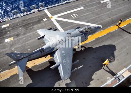 AV-8B Harrier, der dem Schwarzen Schaf des Marine Attack Squadron (VMA) 214 zugewiesen wurde, hebt während der Trainingsübungen vom amphibischen Angriffsschiff USS Peleliu (LHA 5) ab Stockfoto