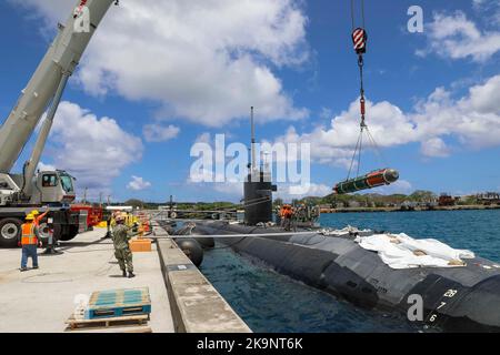 Matrosen, die dem Schnellangriffs-U-Boot der Los Angeles-Klasse USS Annapolis (SSN 760) zugeordnet sind, laden ein Mark 67-U-Boot, das eine mobile Mine (SLMM) auf Annapolis abgefeucht hat, Stockfoto